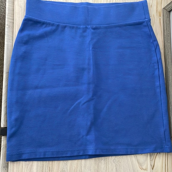 H&M periwinkle stretchy mini skirt - Picture 1 of 2